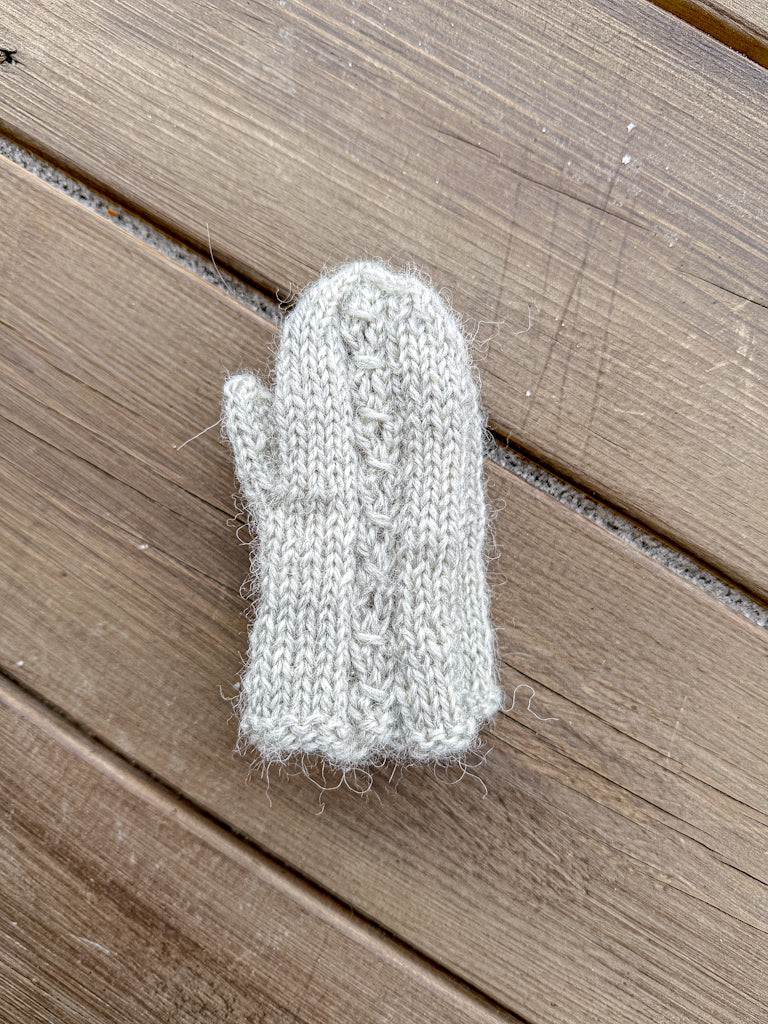 Grått babysett- ferdig strikket