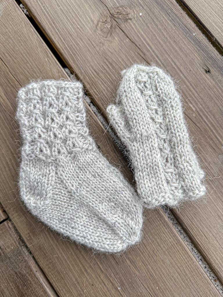 Grått babysett- ferdig strikket