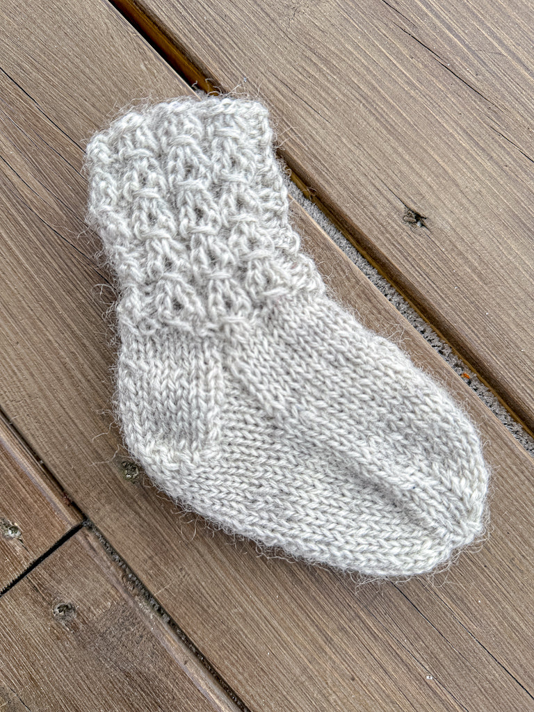 Grått babysett- ferdig strikket