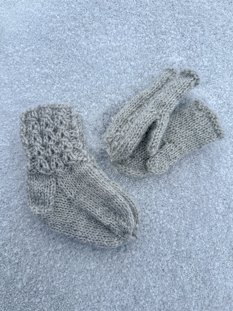 Grått babysett- ferdig strikket