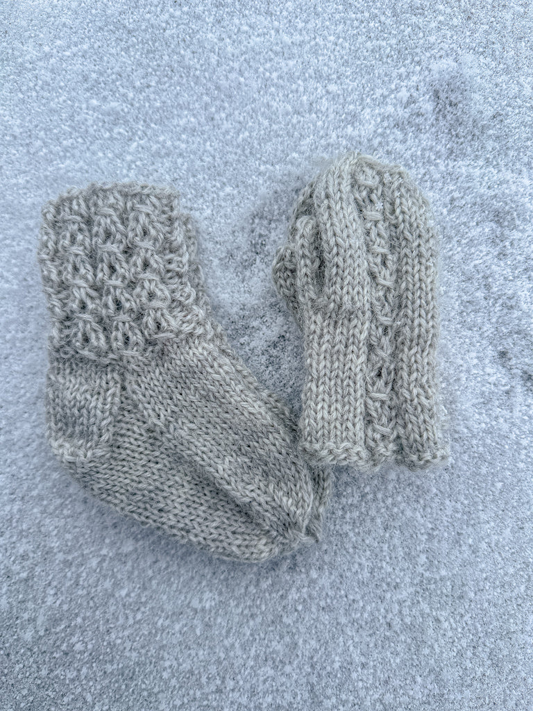 Grått babysett- ferdig strikket