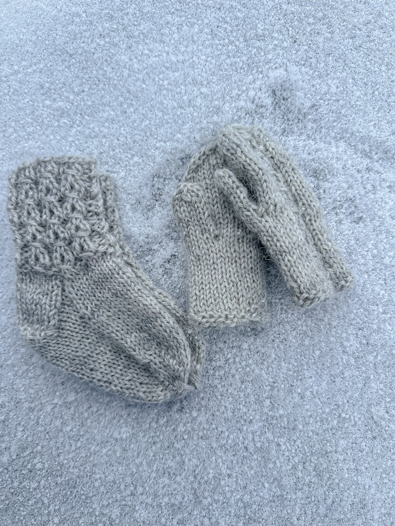 Grått babysett- ferdig strikket