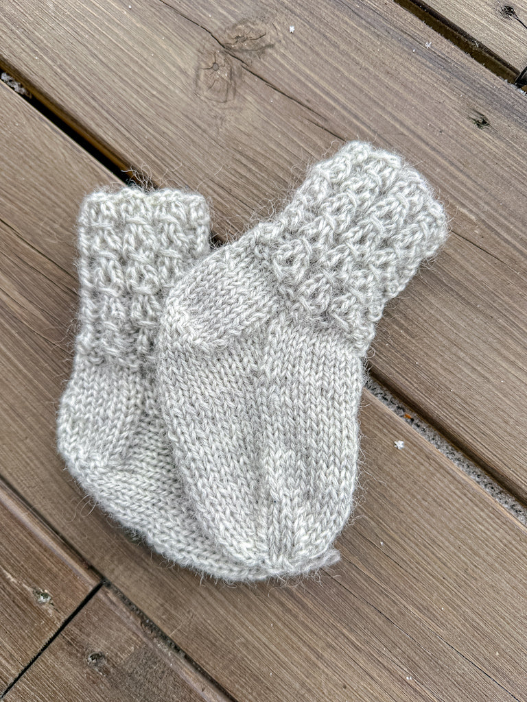 Grått babysett- ferdig strikket