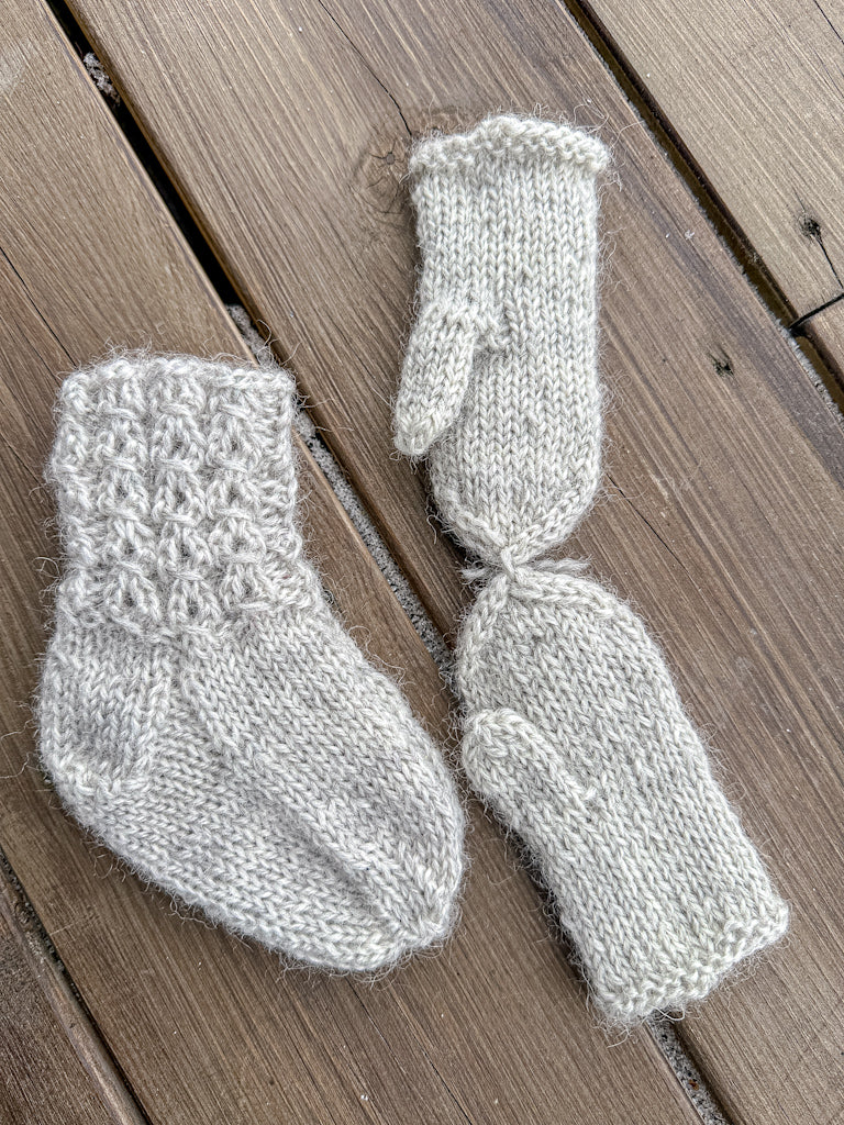 Grått babysett- ferdig strikket