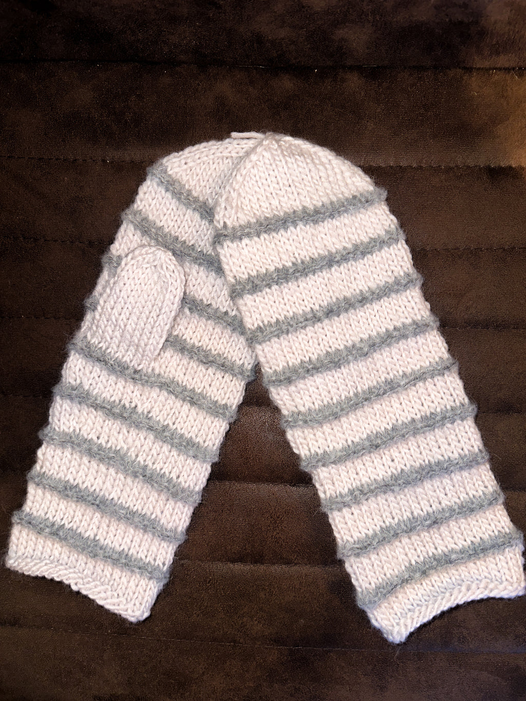 Bestemors stripevott – håndstrikket ullvott i natur og grått
